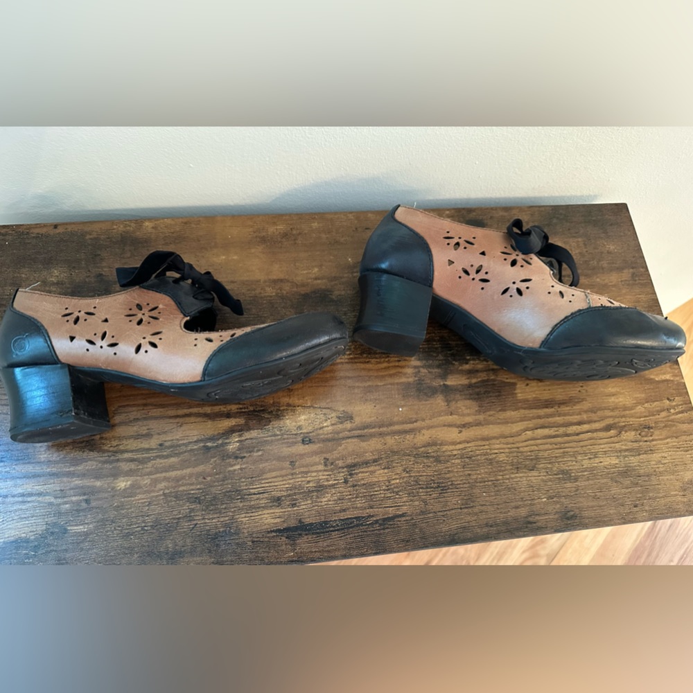 Børn brown Mary Janes with cut out and front tie. Size 8. - Picture 3 of 7